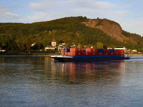 Containerschiff auf dem Rhein. Das schöne Rheintal.